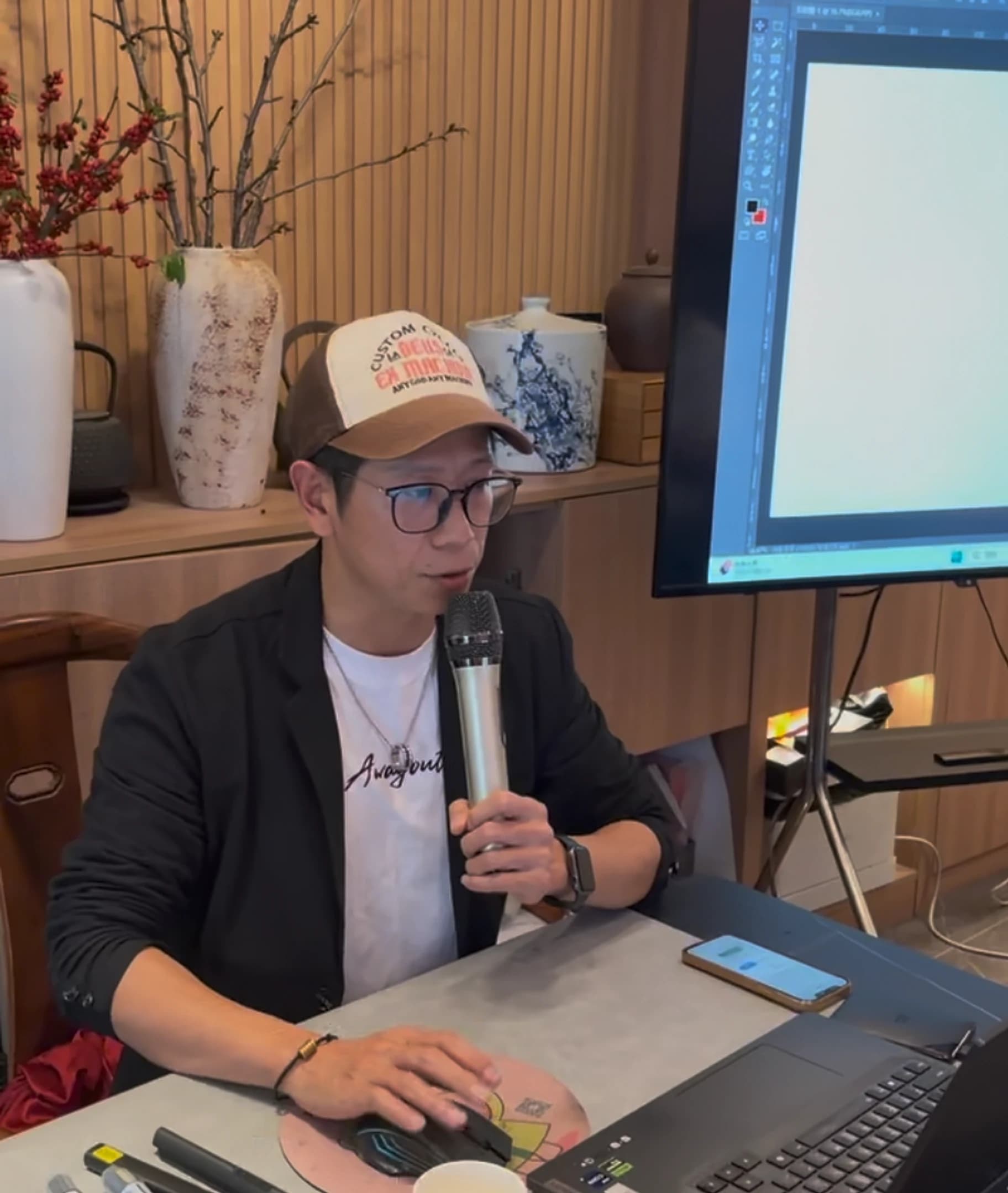 劉堅偉在婚禮培訓現場講解設計工具