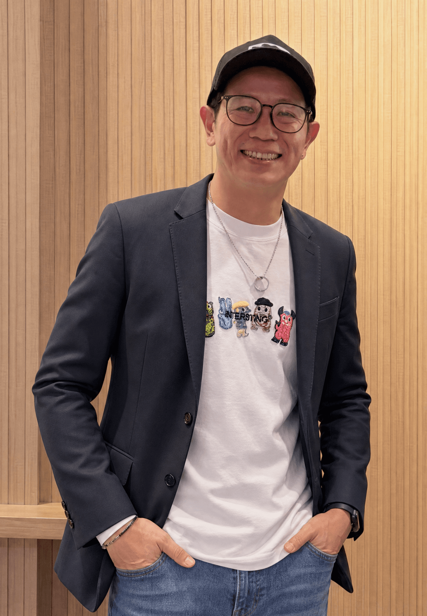劉堅偉身穿深色西裝的彩色肖像